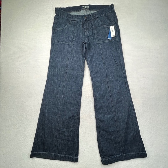 Old Navy NWT Women's "The Diva" Flared Jeans, size 6 Regular Wide Leg Boot Cut - Picture 1 of 16